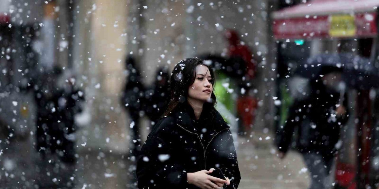 Bursa’da şehir merkezinde kar sevinci