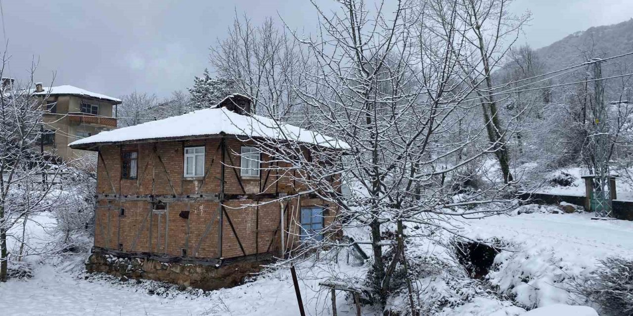 Bartın’ın yüksek rakımlı bölgelerinde kar yağışı devam ediyor