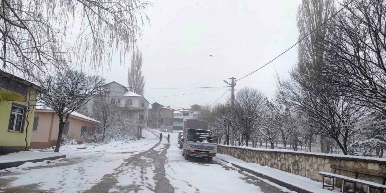 Hisarcık Karbasan köyünde kar kalınlığı 10 santimetreyi aştı