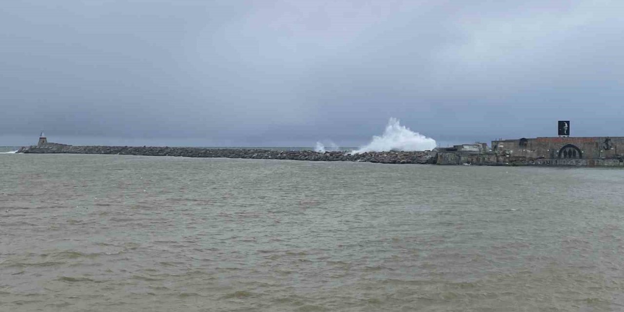 Dalgalar mendirekleri aştı