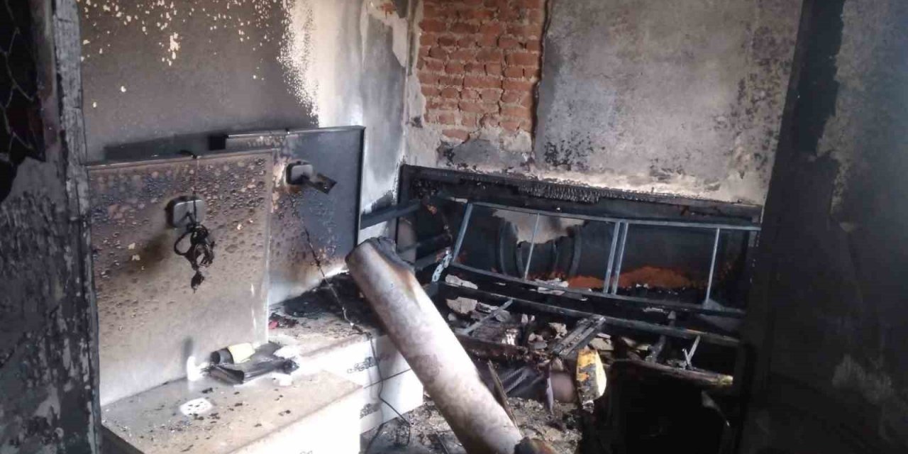 Koçarlı’da çıkan yangında ev kullanılamaz hale geldi