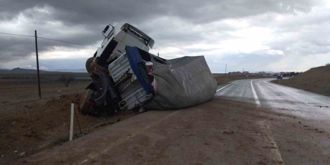 Yem yüklü tırın devrildiği kazada, sürücü olayı yara almadan atlattı