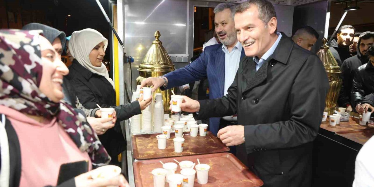 Zeytinburnu’nda iftarda çorba, yatsıda salep ikramı