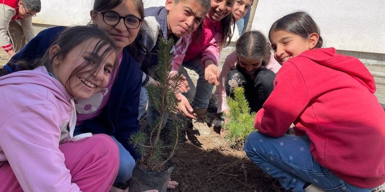 Minik öğrenciler fidanları toprakla buluşturdu