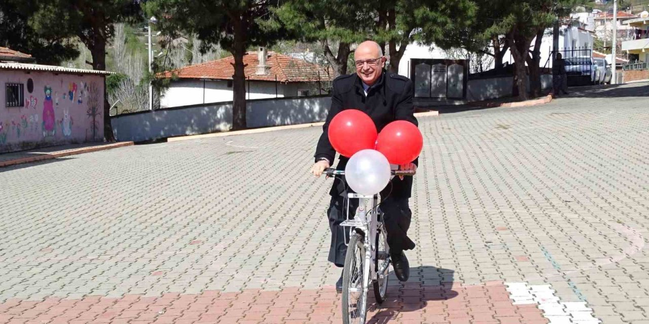 "Kütüphanesiz Okul Kalmayacak" projesi ile bisiklet sahibi oldular