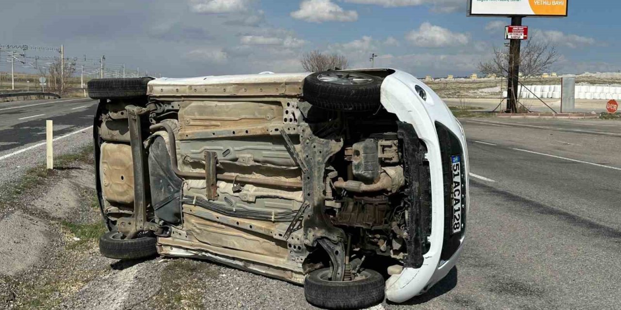 Köpeğe çarpmamak için manevra yapan otomobil takla attı: 1 yaralı