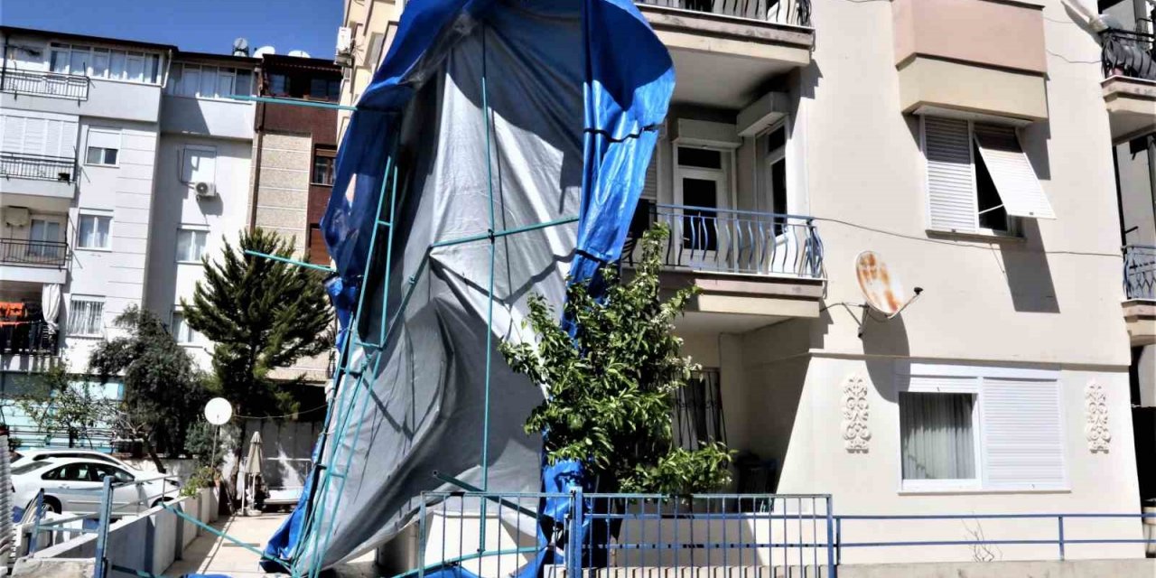 Rüzgârdan dolayı savrulan taziye çadırı, apartmana dayanarak durdu