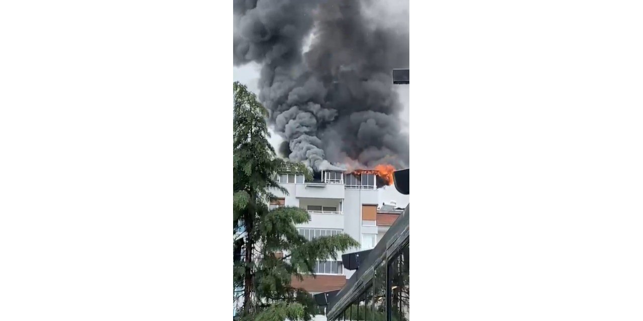 Site içinde bulunan apartmanın çatısı alev alev yandı