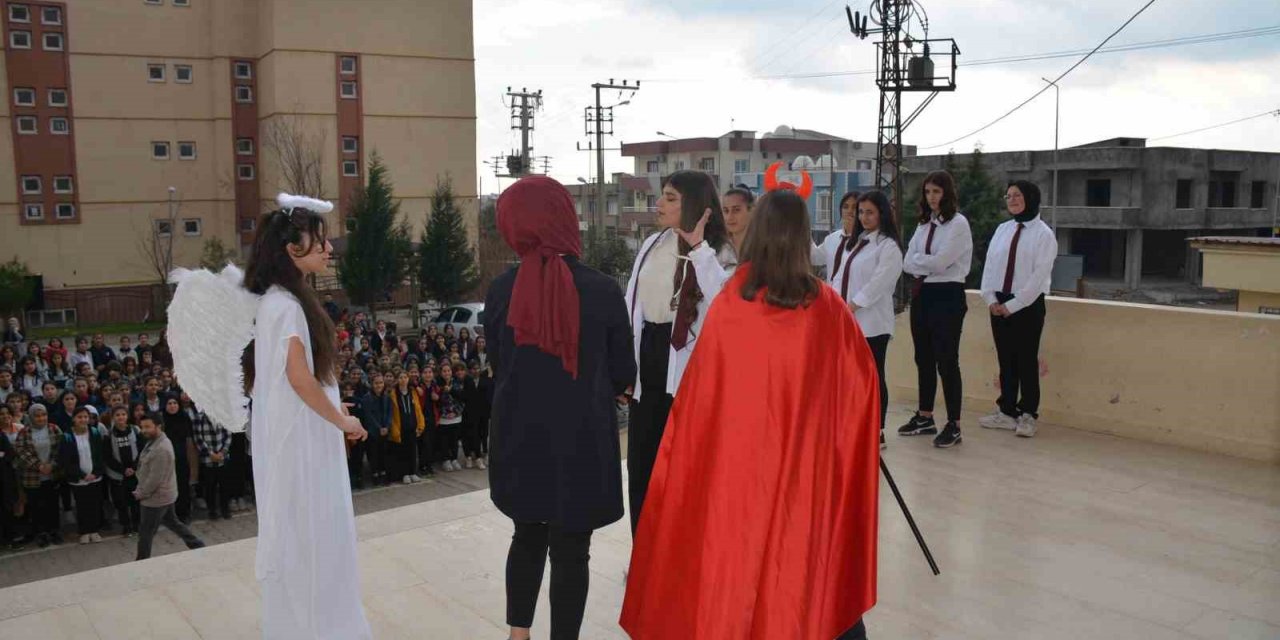 Silopi’de ‘Okulda Bir Gün’ adlı tiyatro gösterimi sahnelendi