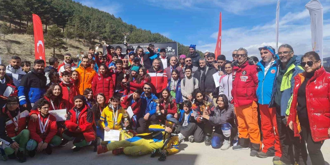 Geleceğin yıldız kayakçıları Analig’de yarıştı