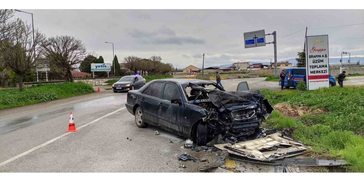 Manisa’da tır ile otomobil kafa kafaya çarpıştı: 1 ölü