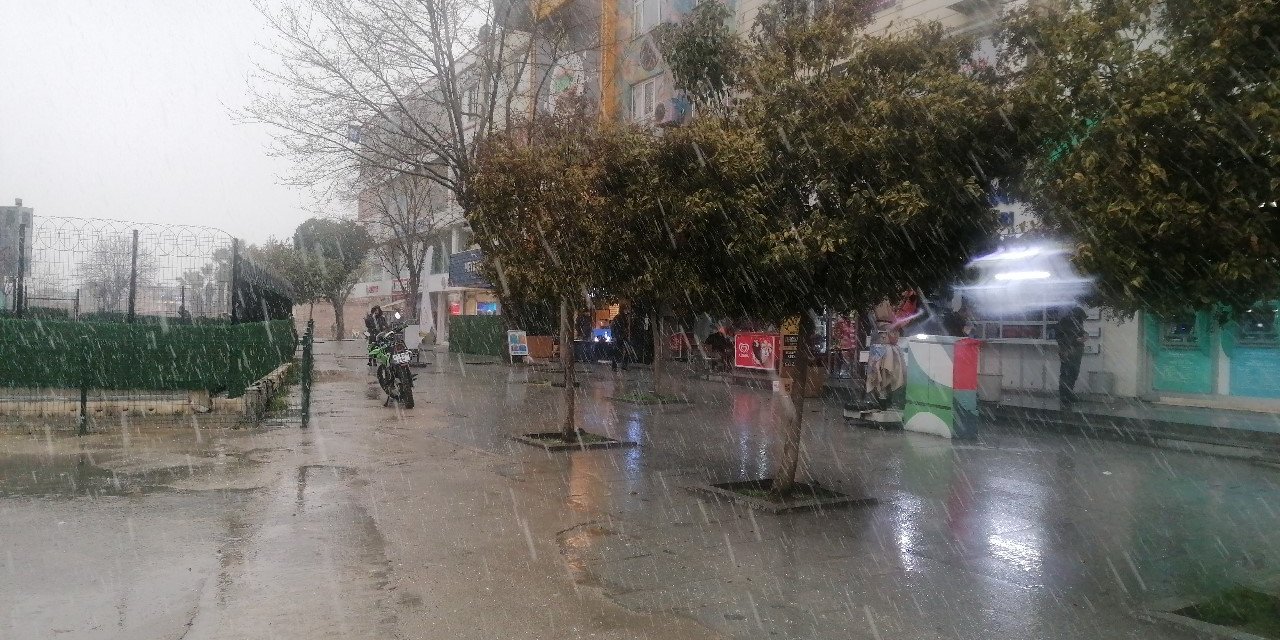 Yüksek kesimlerin ardından kent merkezlerinde de kar yağışı başladı