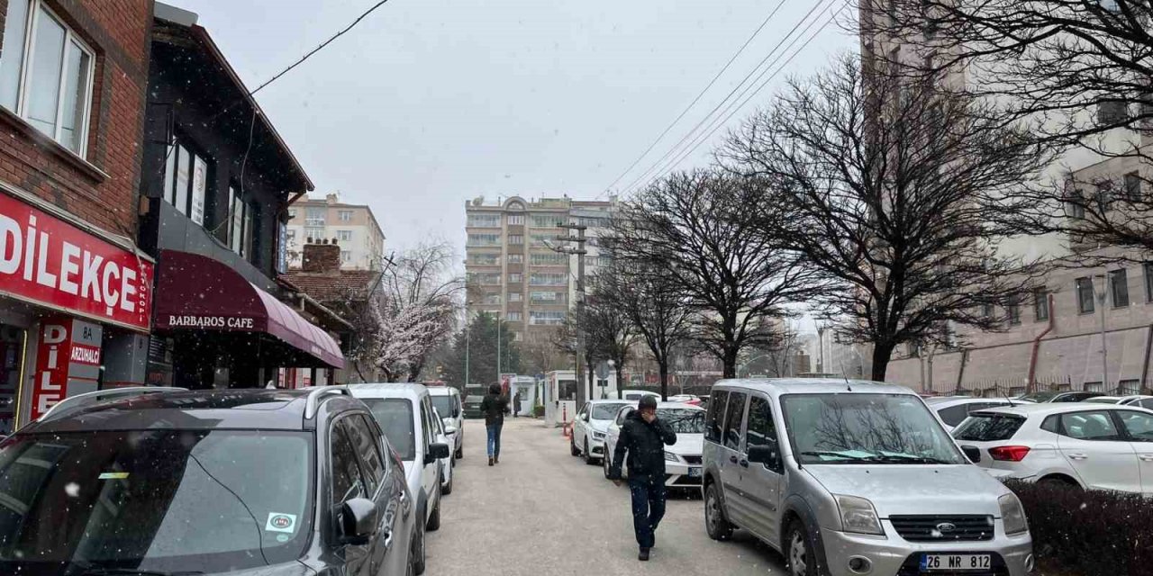 Eskişehir’de aniden bastıran kar yağışı etkili oldu