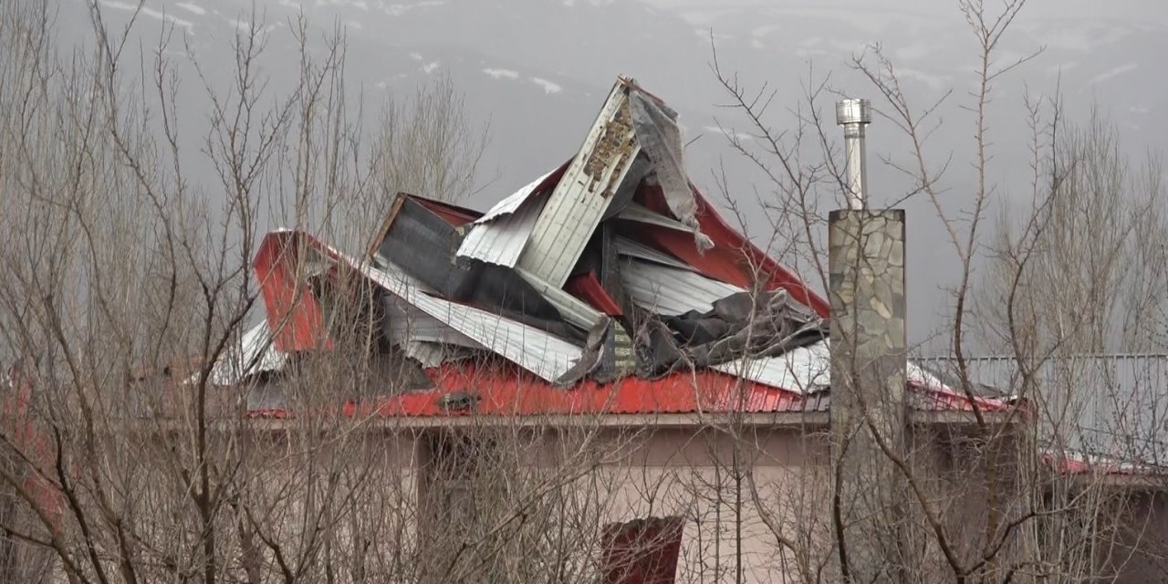 107 kilometre hıza ulaşan şiddetli fırtına çatıları uçurdu