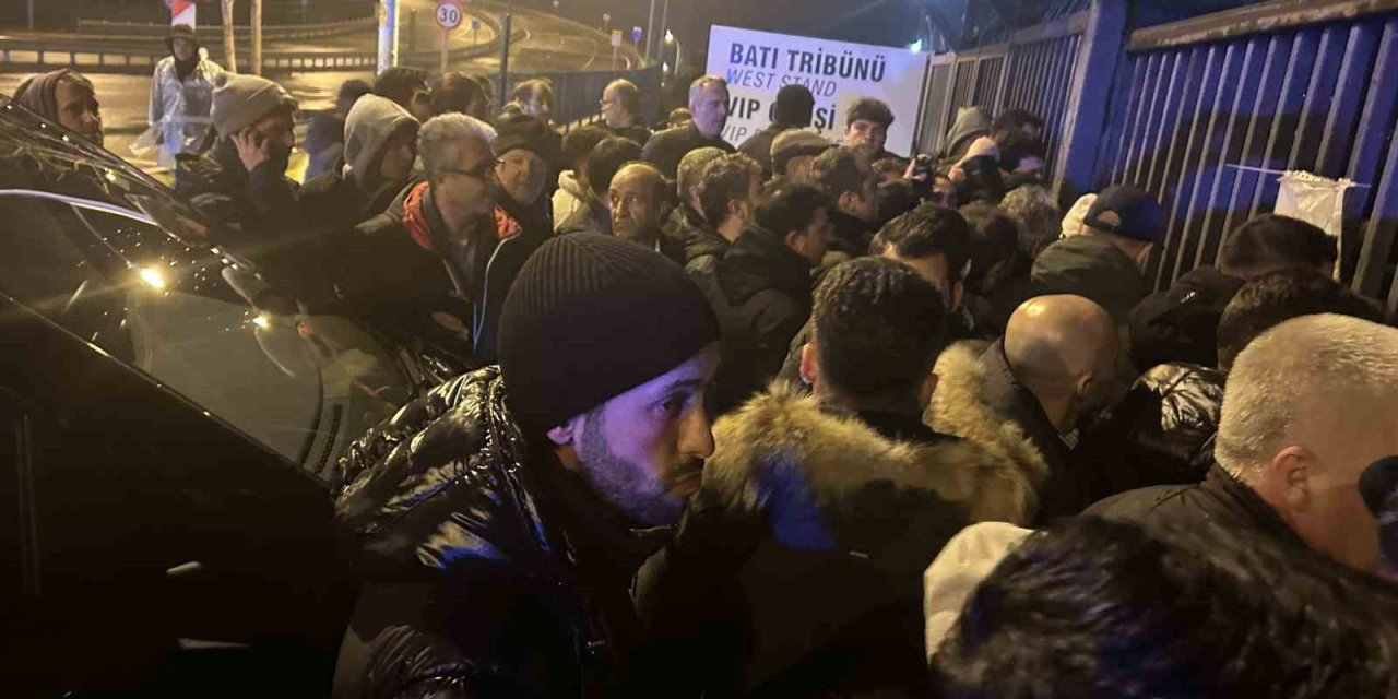 Milli futbolcu Yunus Mallı, Bursa’da kapıda kaldı