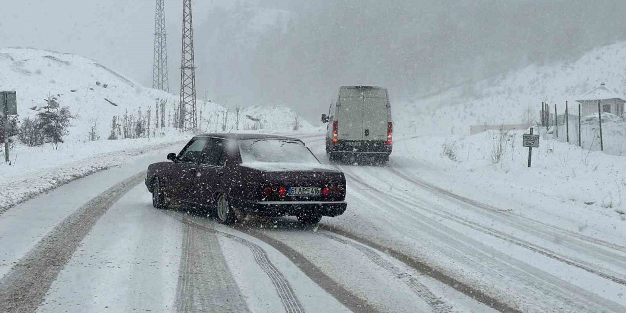 Ilgaz’da kara yakalanan sürücüler yolda kaldı