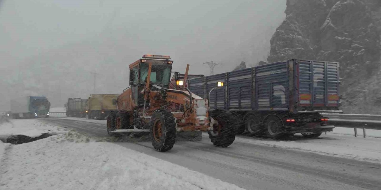 Zigana Geçidi kara teslim oldu, araçlar yolda kaldı