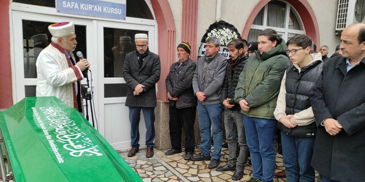 Oğlu tarafından bıçaklanarak öldürülen adam son yolculuğuna uğurlandı