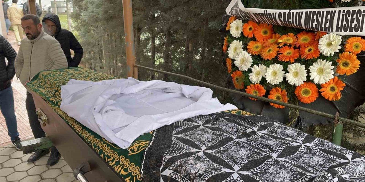 17 yaşındaki Kader, hemşire önlüğü örtülen tabutunda son yolculuğuna uğurlandı