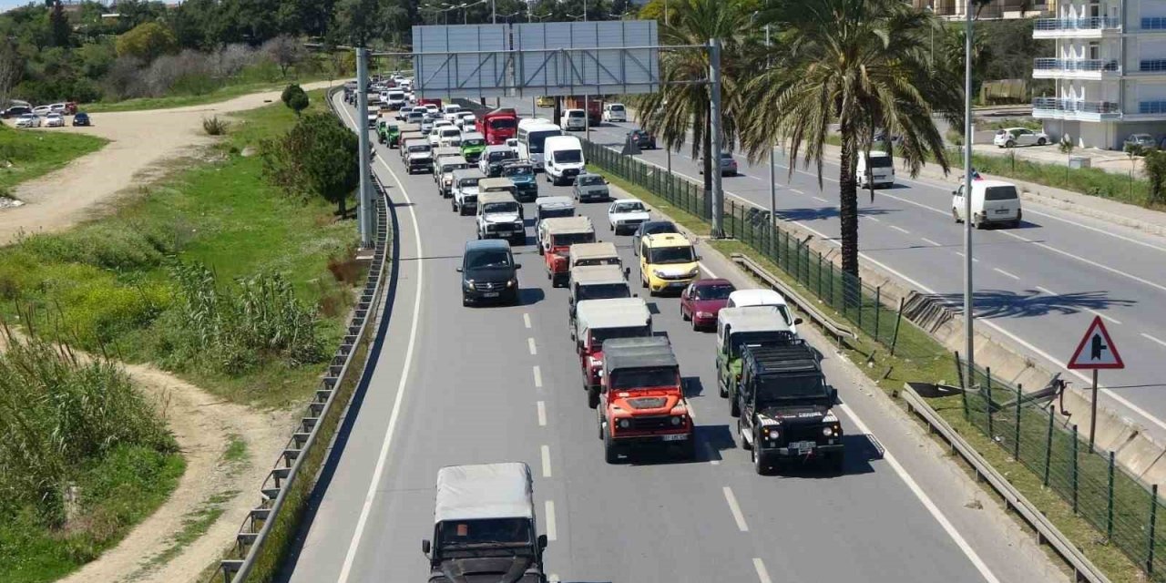 Antalya’da safaricilerden TÜVTÜRK önünde ’vize’ eylemi