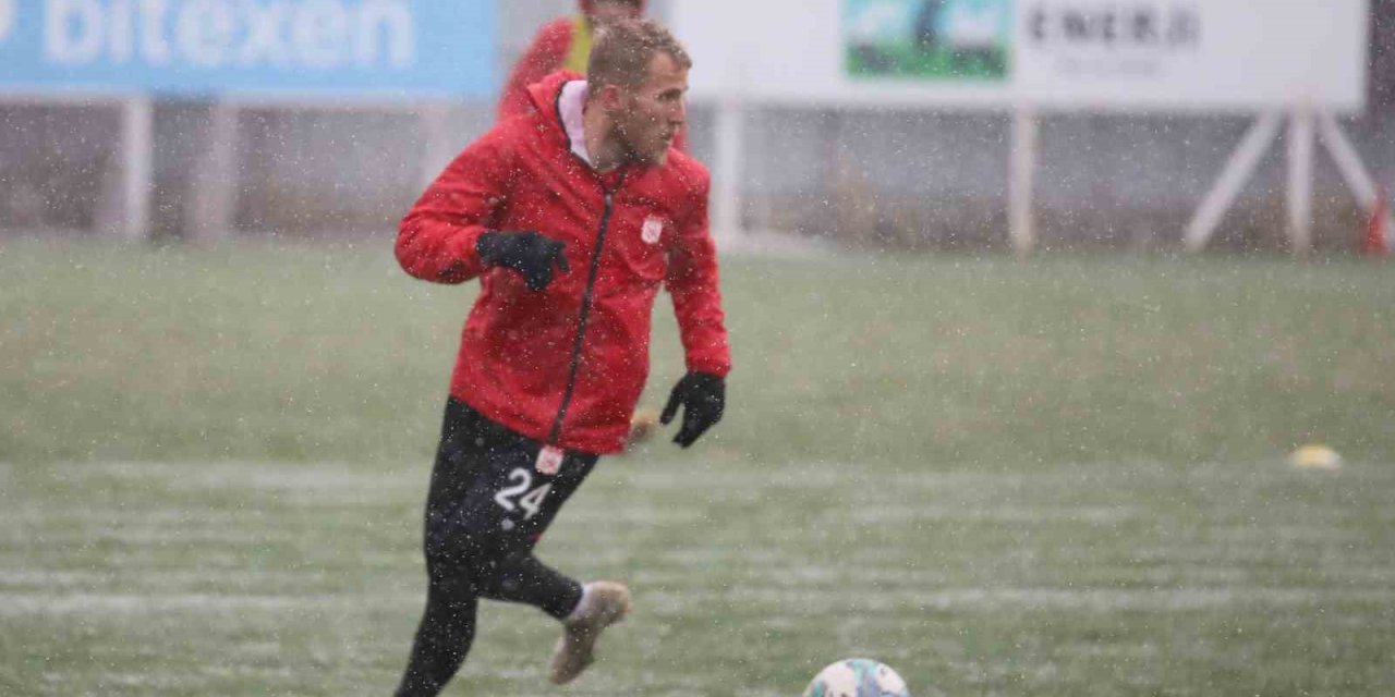 Sivasspor kar altında çalıştı