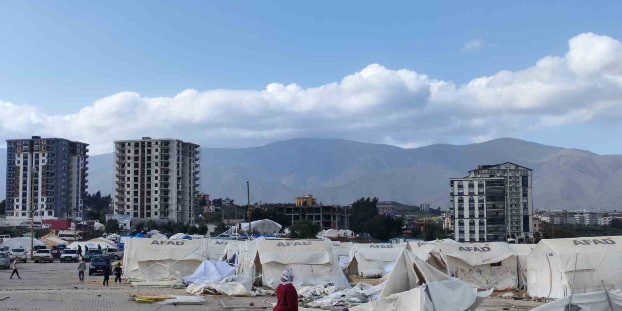 Hatay’da fırtına çadırları yıktı