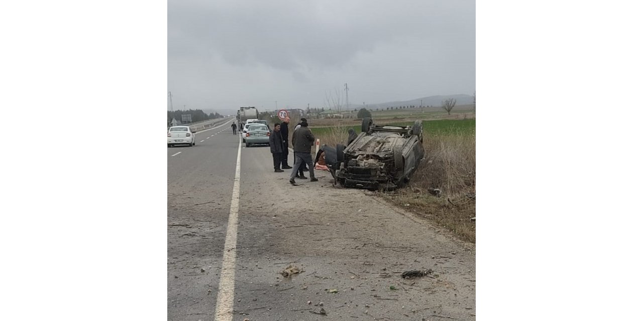 Takla atan otomobil ters döndü: 2 yaralı