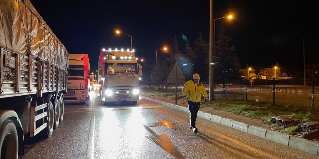 Burdur - Antalya karayolu buzlanma nedeniyle trafiğe kapatıldı
