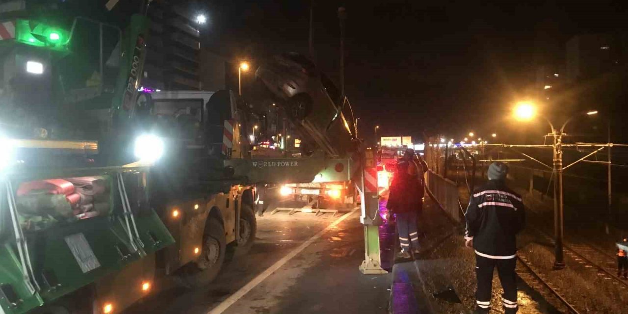 Bakırköy’de kontrolden çıkan araç metro yoluna uçtu: 2 yaralı