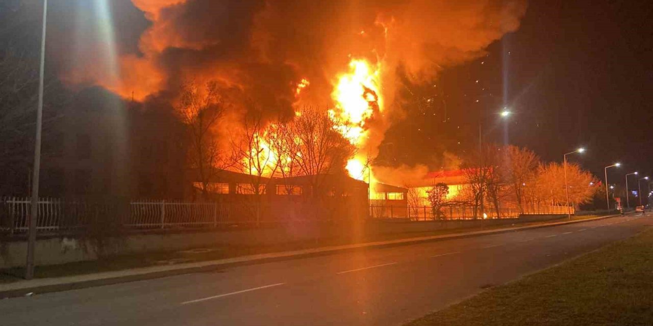 Fabrika alev alev yandı: Alevler gökyüzünü aydınlattı