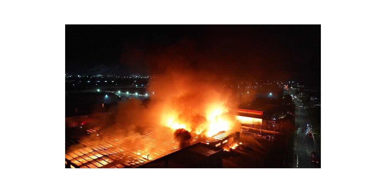 Parfüm deposunda çıkan dev yangın havadan görüntülendi