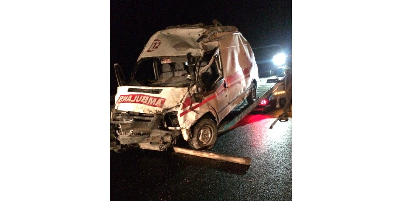 Kütahya’da ambulans devrildi: 3 yaralı