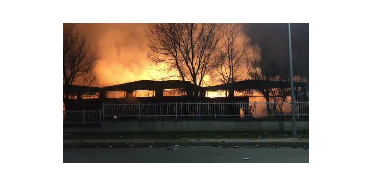 Parfüm fabrikasındaki yangın 3 saattir sürüyor: Gökyüzü turuncuya büründü