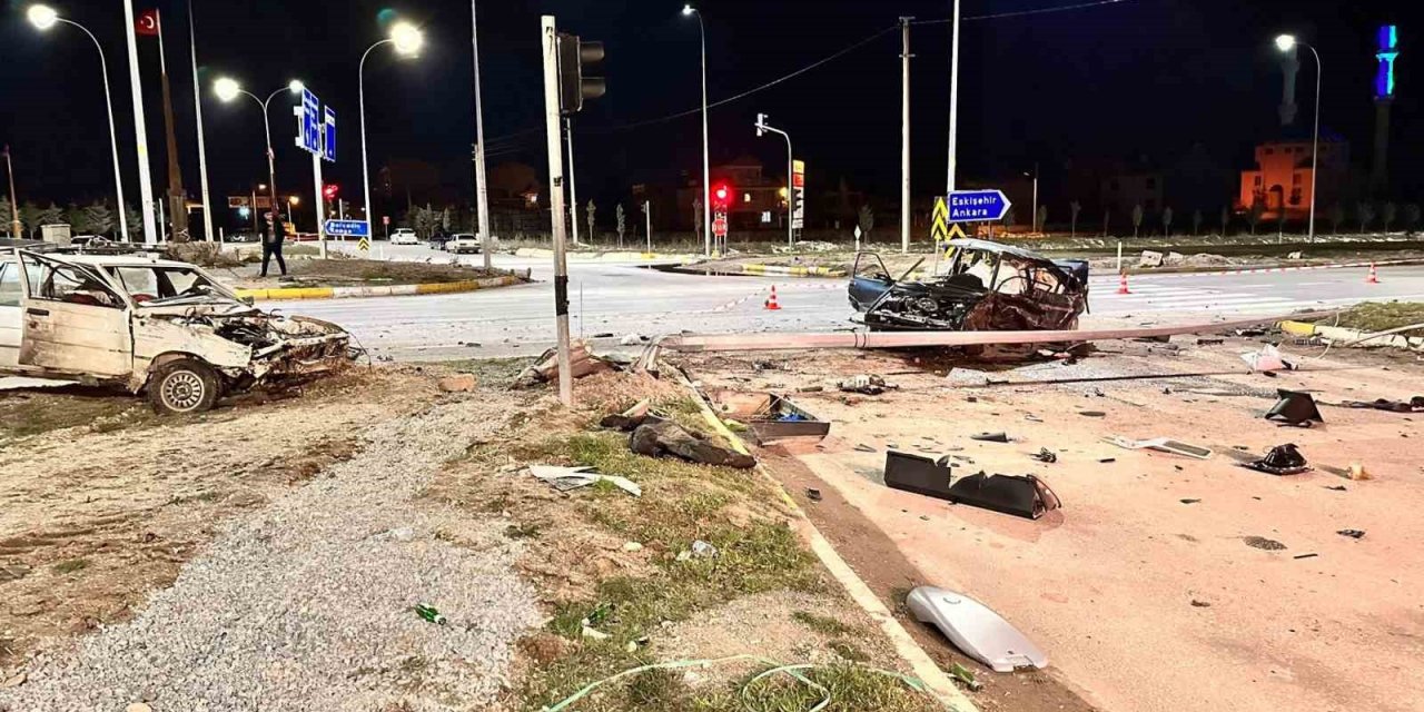 İki otomobilin karıştığı kazada 3 kişi yaralandı