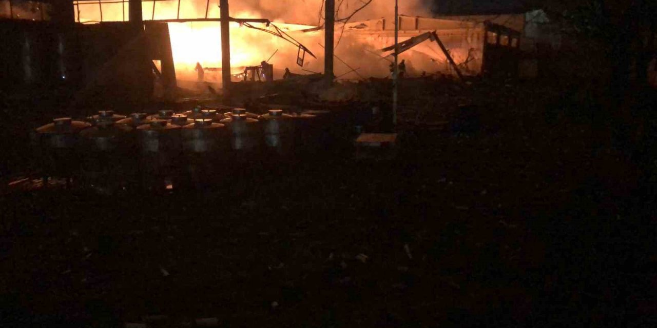 Parfüm fabrikasındaki yangın söndürülemiyor