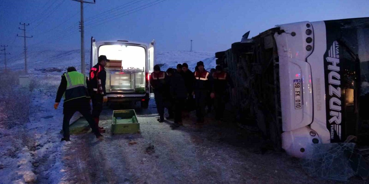 Kontrolden çıkan yolcu otobüsü devrildi: 1 ölü, 25 yaralı