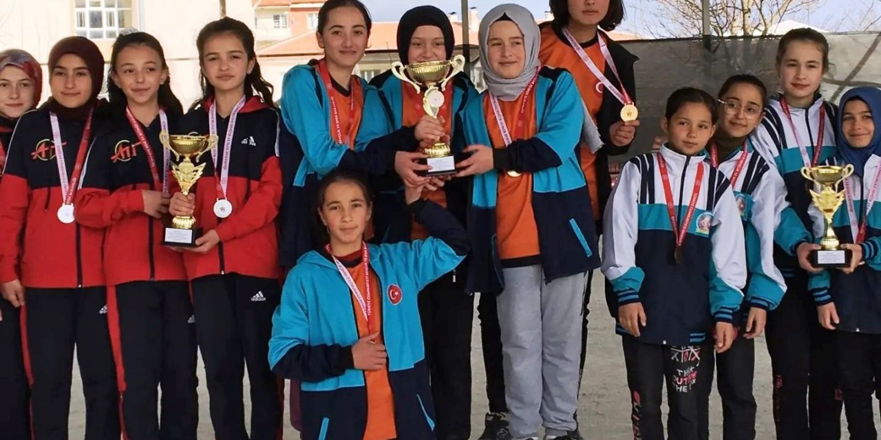 Köprüören Tek Termik Ortaokulu küçükler kız ve erkek bocce takımı il şampiyonu
