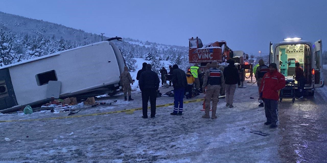 Erzincan’da yolcu otobüsü şarampole devrildi: 2 ölü, 21 yaralı