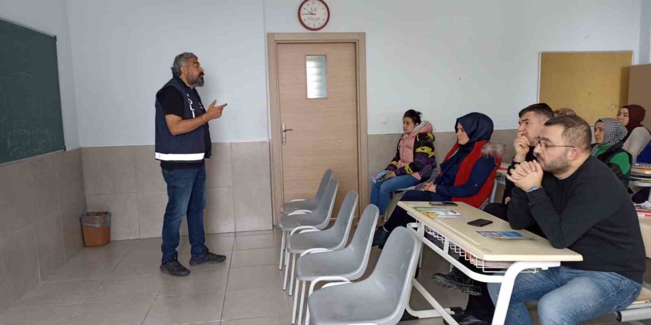 Tavşanlı’da 84 kişiye “En iyi Narkotik Polisi Anne” sunumu