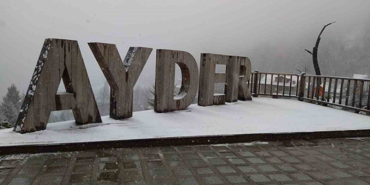 Ayder Yaylası ilkbaharda beyaza büründü