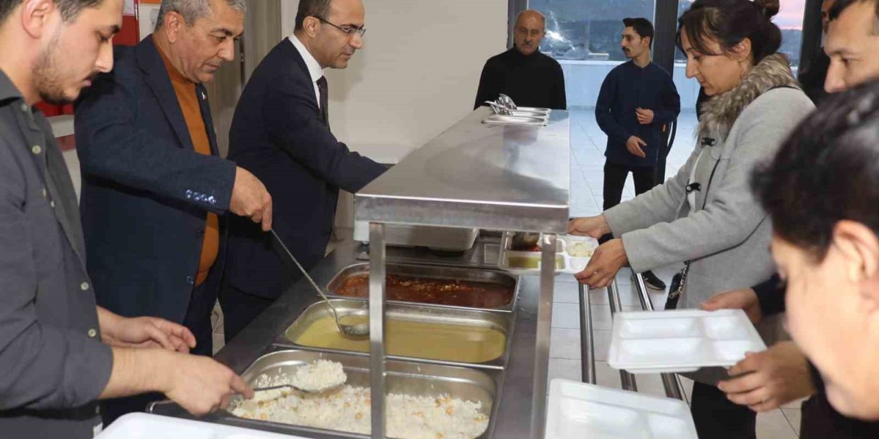 Kaymakam Tepeli ve Başkan Kaplan depremzedeler ile iftarda buluştu