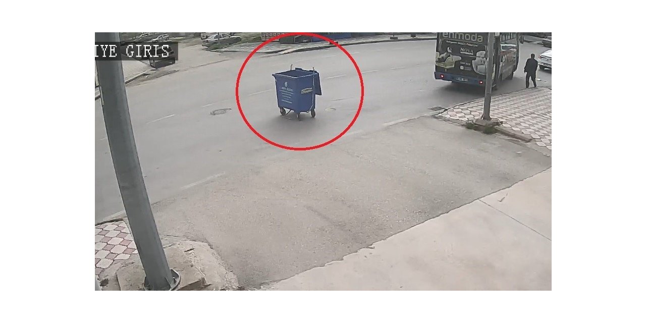 Fırtınanın savurduğu çöp konteyneri caddede gezintiye çıktı: O anlar kamerada