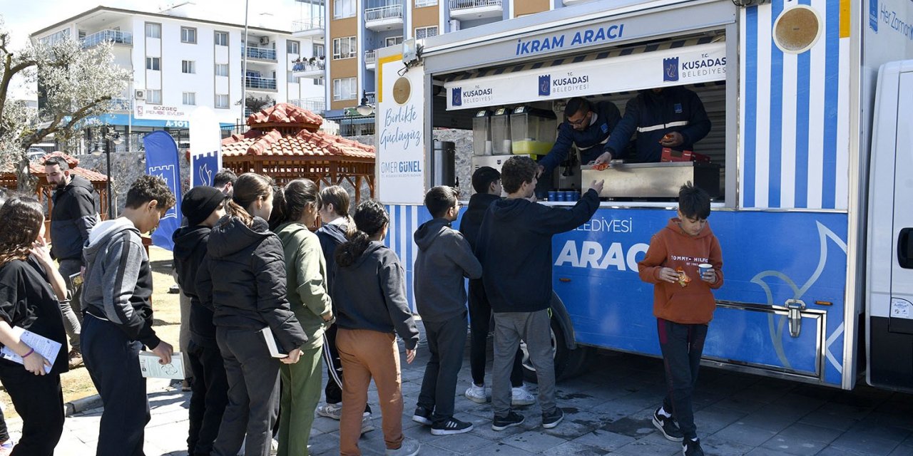 Kuşadası’nda kitap okuma etkinliği
