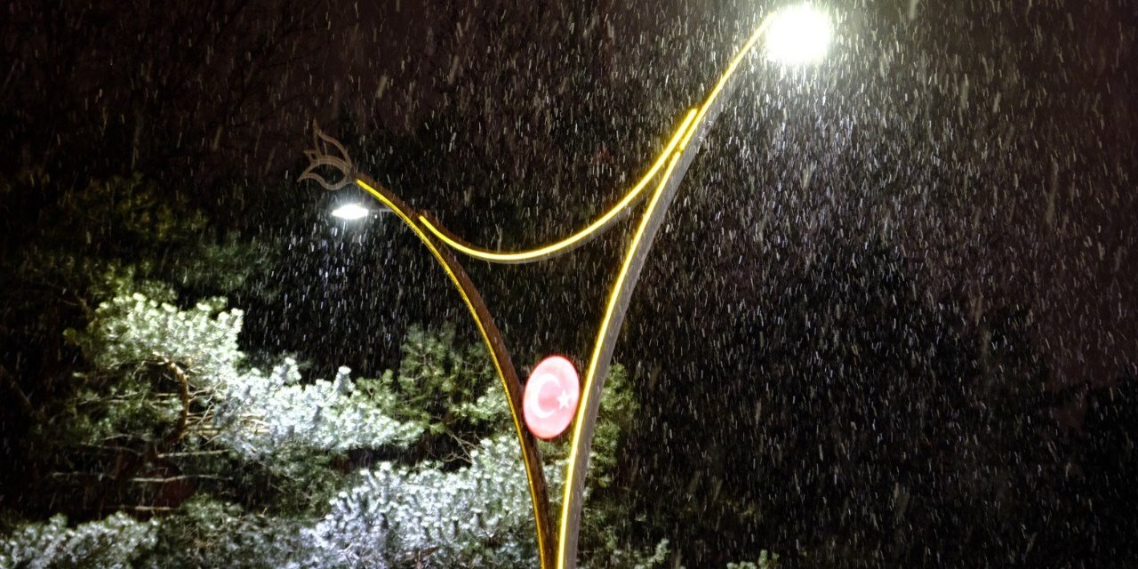 Erzincan güne karla uyandı