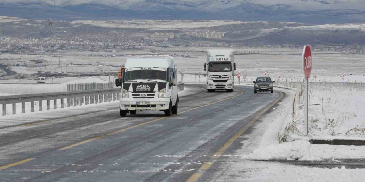 Kars’ta sürücülerin buzla imtihanı