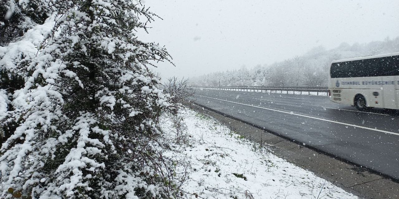 Anadolu Otoyolu Düzce-Sakarya sınırında kar etkili oluyor