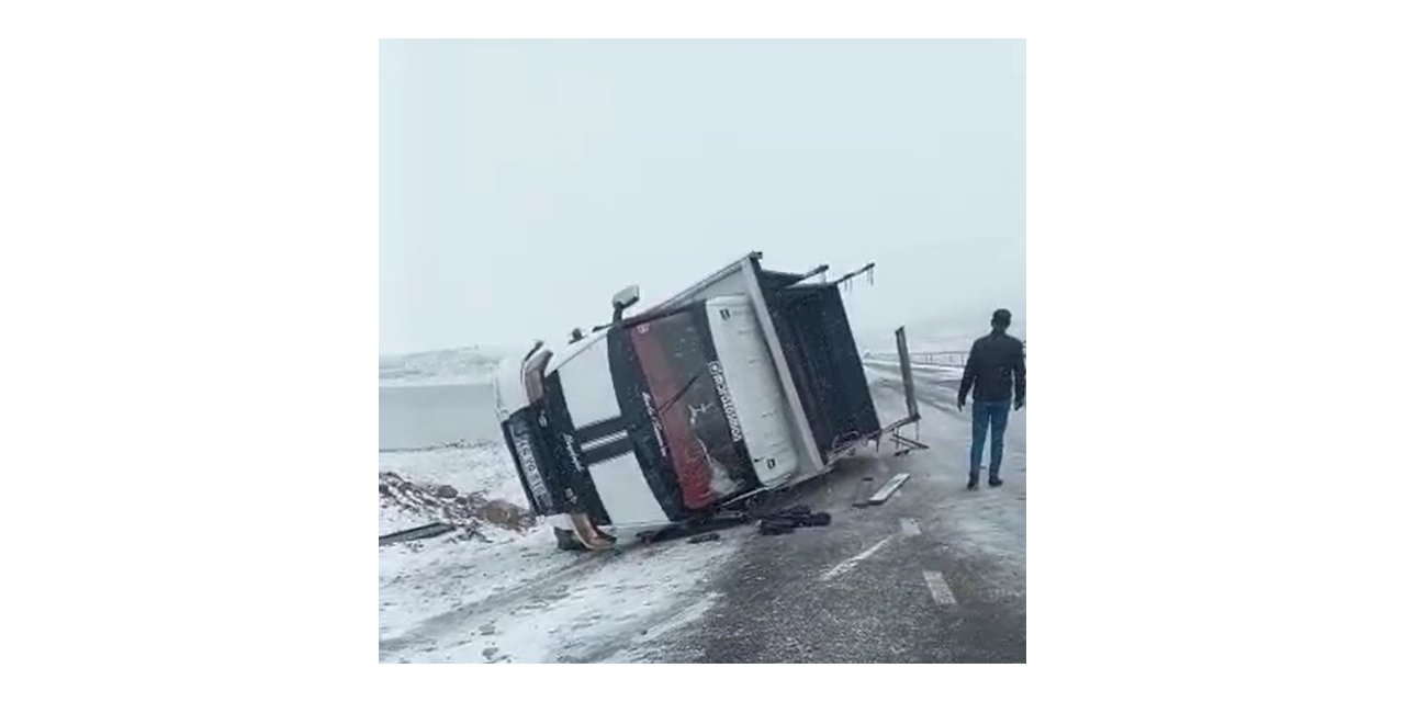 Bingöl’de kamyonet devrildi: 2 yaralı