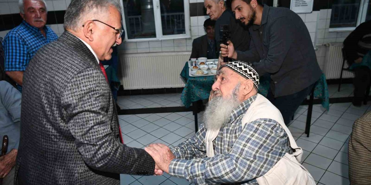 Başkan Büyükkılıç, ulu çınarlarla iftar sofrasında buluştu