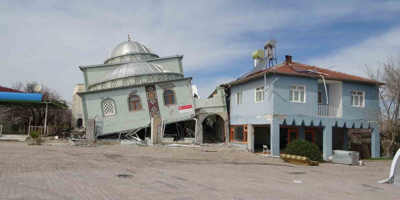 İlk depremde minaresi, ikincisinde kendisi yıkılan cami yan yattı