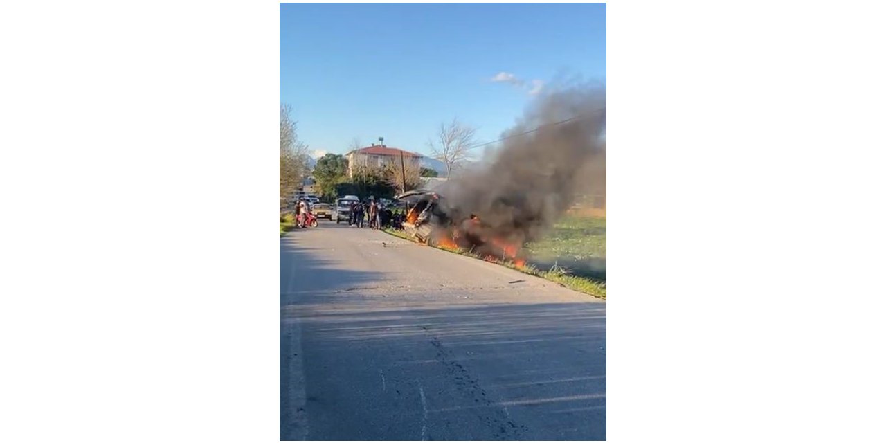 Trafik kazası sonrası otomobil alev alev yandı: 4 yaralı